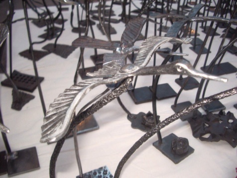 Липецкий кузнец изготовил журавля в память о жертвах авиакатастрофы в Египте